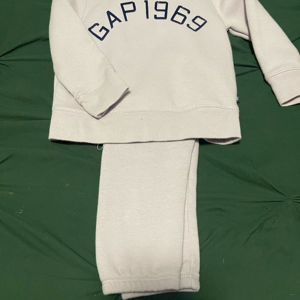 Toddler girl GAP Kids pale purple Sweatpants and sweater.